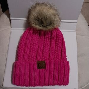 EUC C.C. Thick cable knit, Faux fur fuzzy pom, fleece lined skull cap beanie
